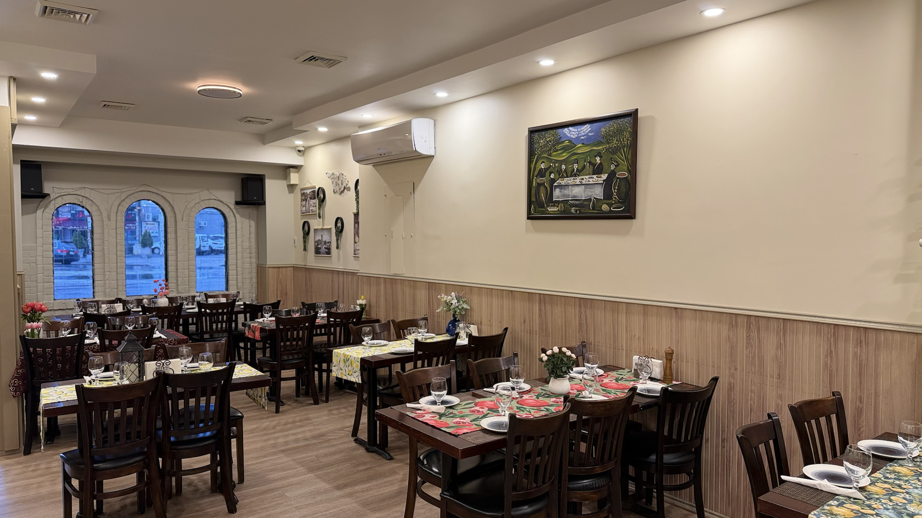 Saamo Cafe main dining area